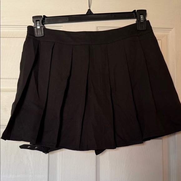 Black Pleated Women's Skirt - Picture 3 of 3